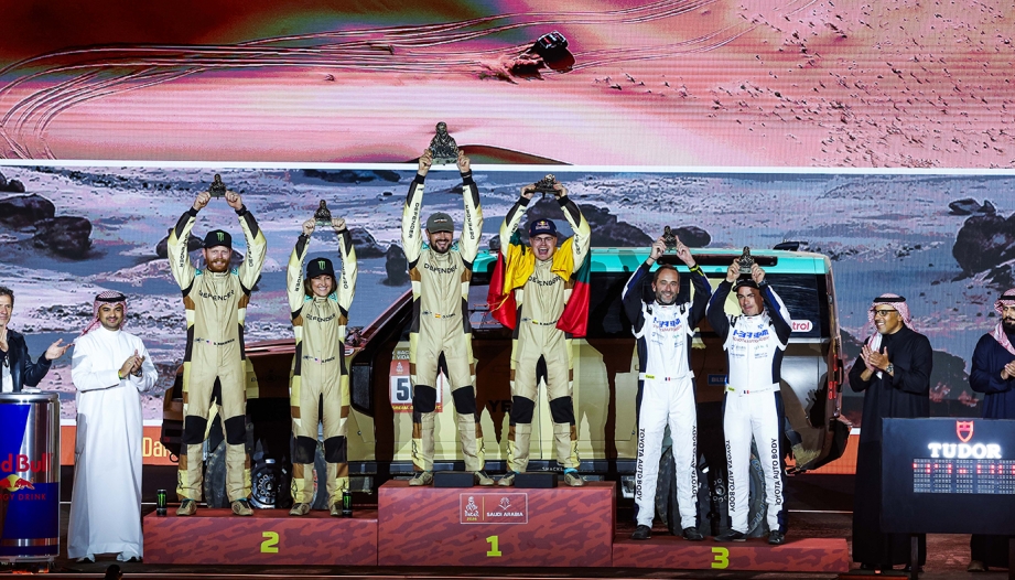 Đội đua Defender Rally lập kỳ tích ngay lần đầu ra mắt tại Dakar Rally